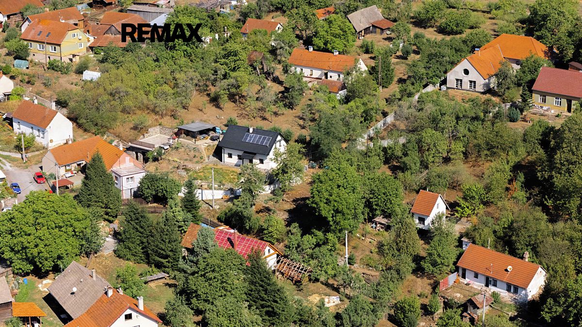 Prodej stavebního pozemku 692 m² – fotografie 3