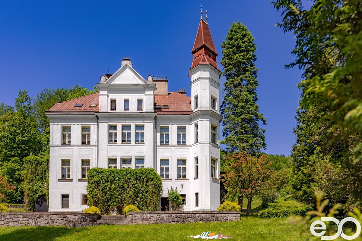 Prodej vily 680 m², pozemek 5000 m² – fotografie 2