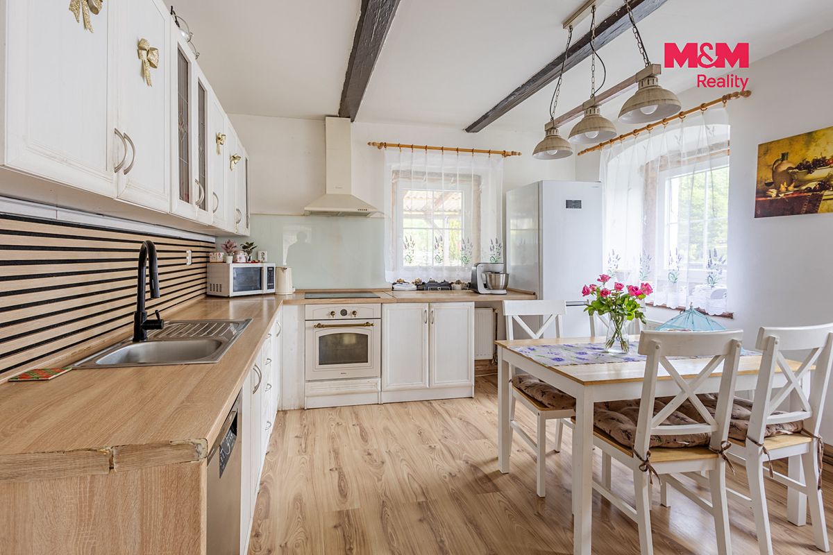 Prodej rodinného domu 250 m², pozemek 928 m² – fotografie 2
