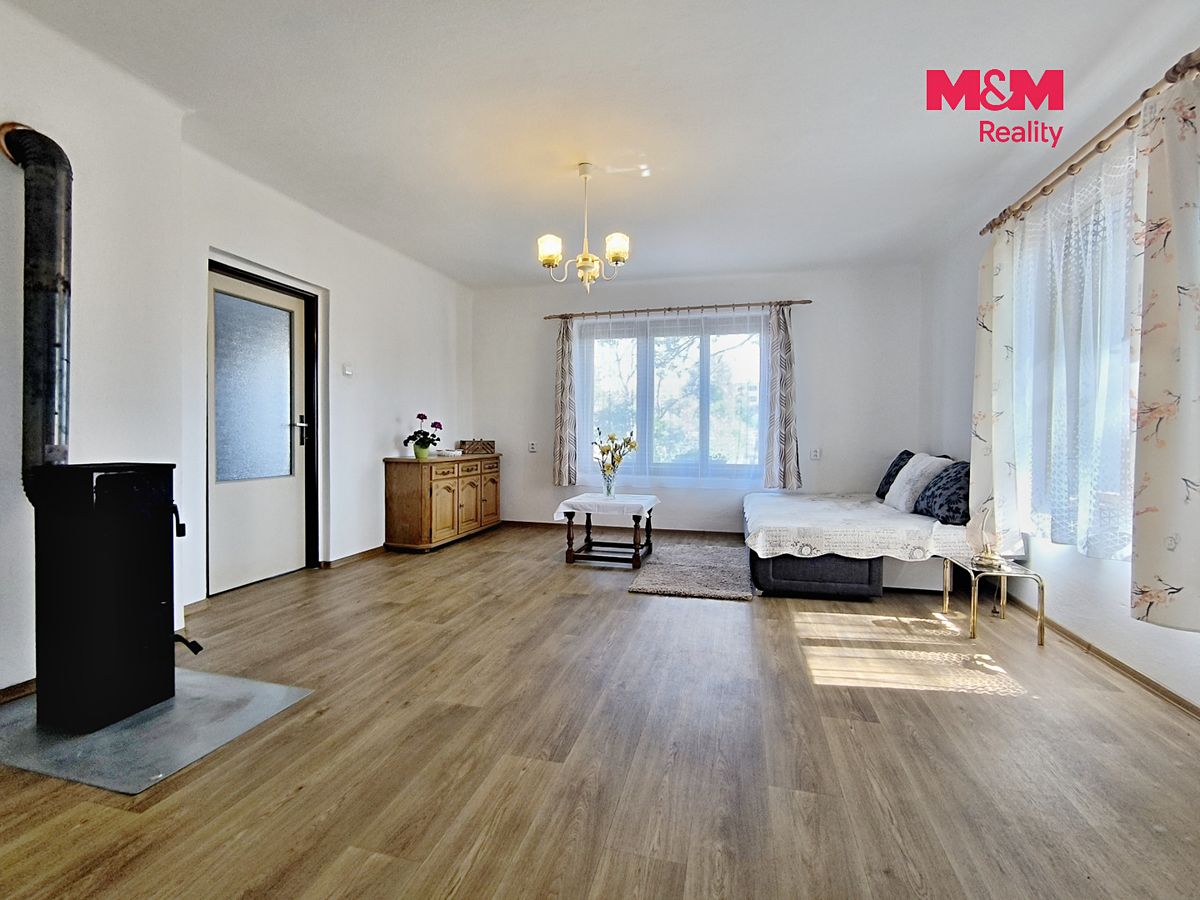 Prodej rodinného domu 224 m², pozemek 1055 m² – fotografie 2