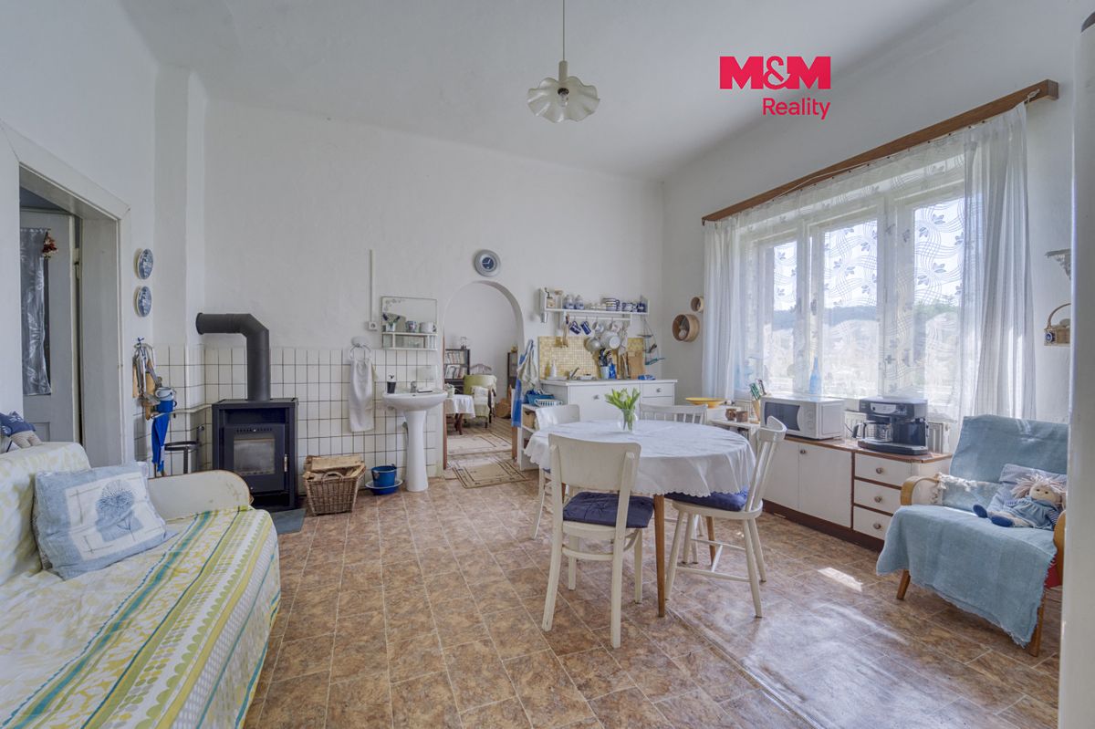 Prodej rodinného domu 203 m², pozemek 2654 m²