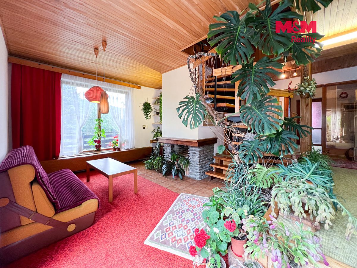 Prodej rodinného domu 245 m², pozemek 2047 m² – fotografie 2