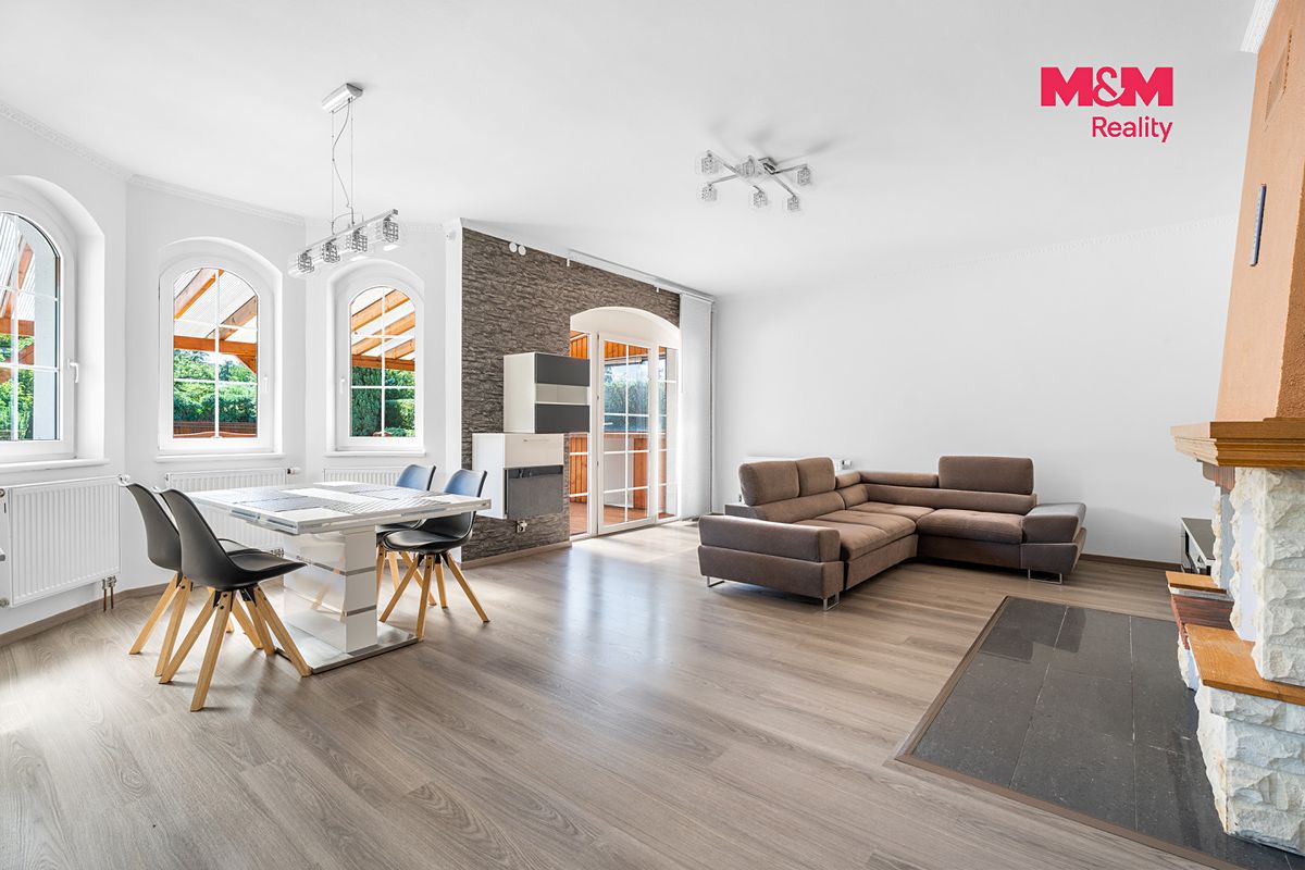 Prodej rodinného domu 217 m², pozemek 1083 m² – fotografie 2