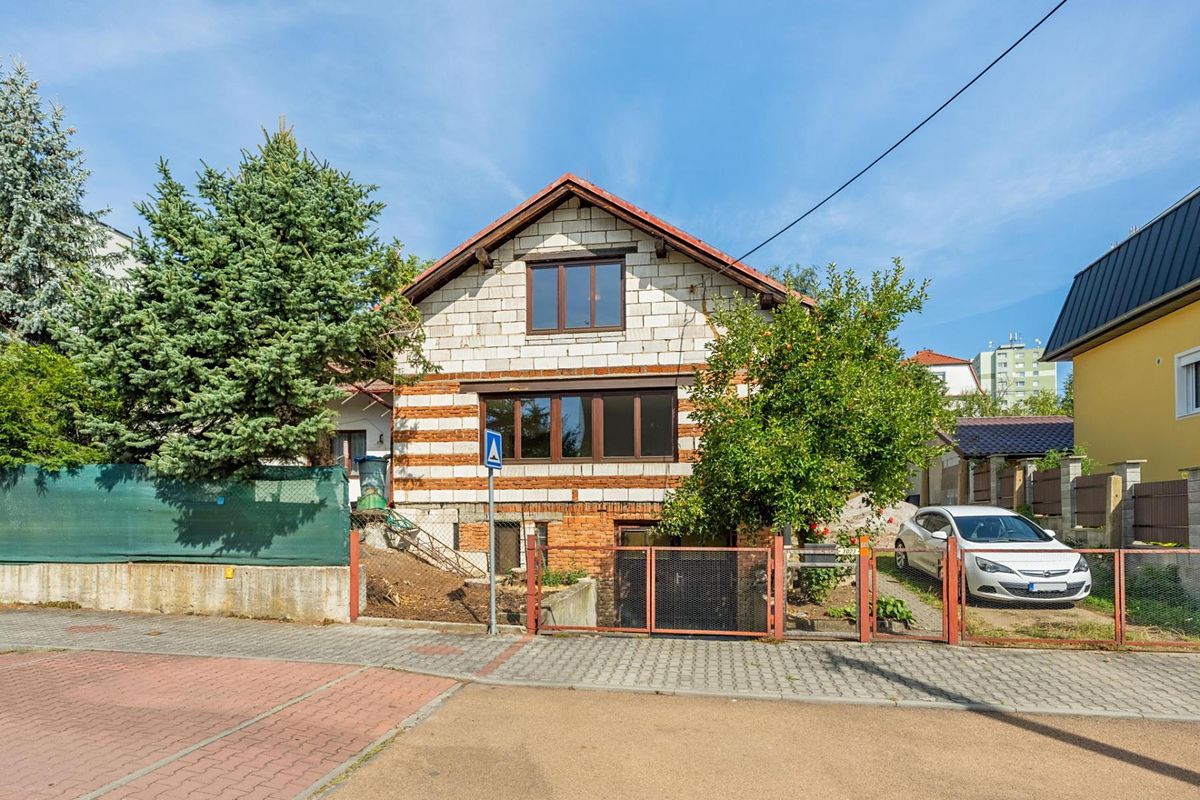 Prodej rodinného domu 340 m², pozemek 681 m² – fotografie 2