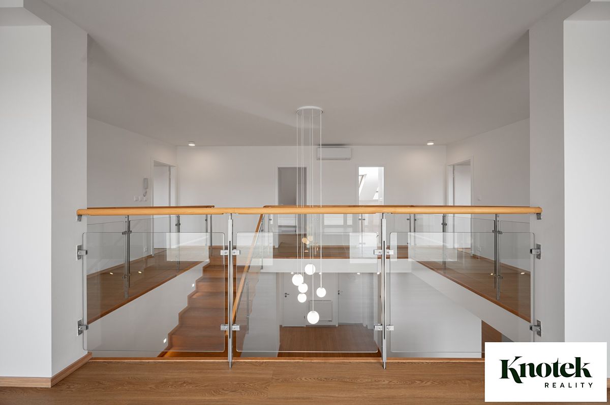 Pronájem kanceláře 400 m² – fotografie 3