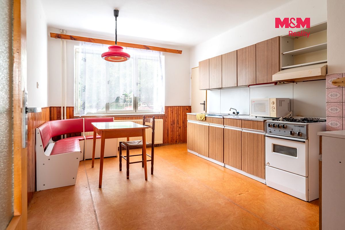 Prodej rodinného domu 256 m², pozemek 660 m² – fotografie 2