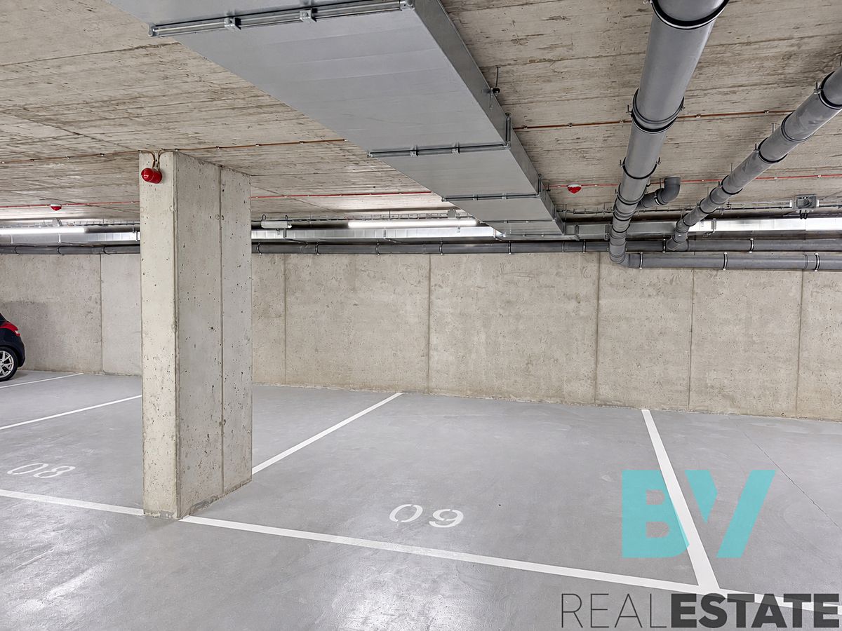 Pronájem garážového stání 17 m²