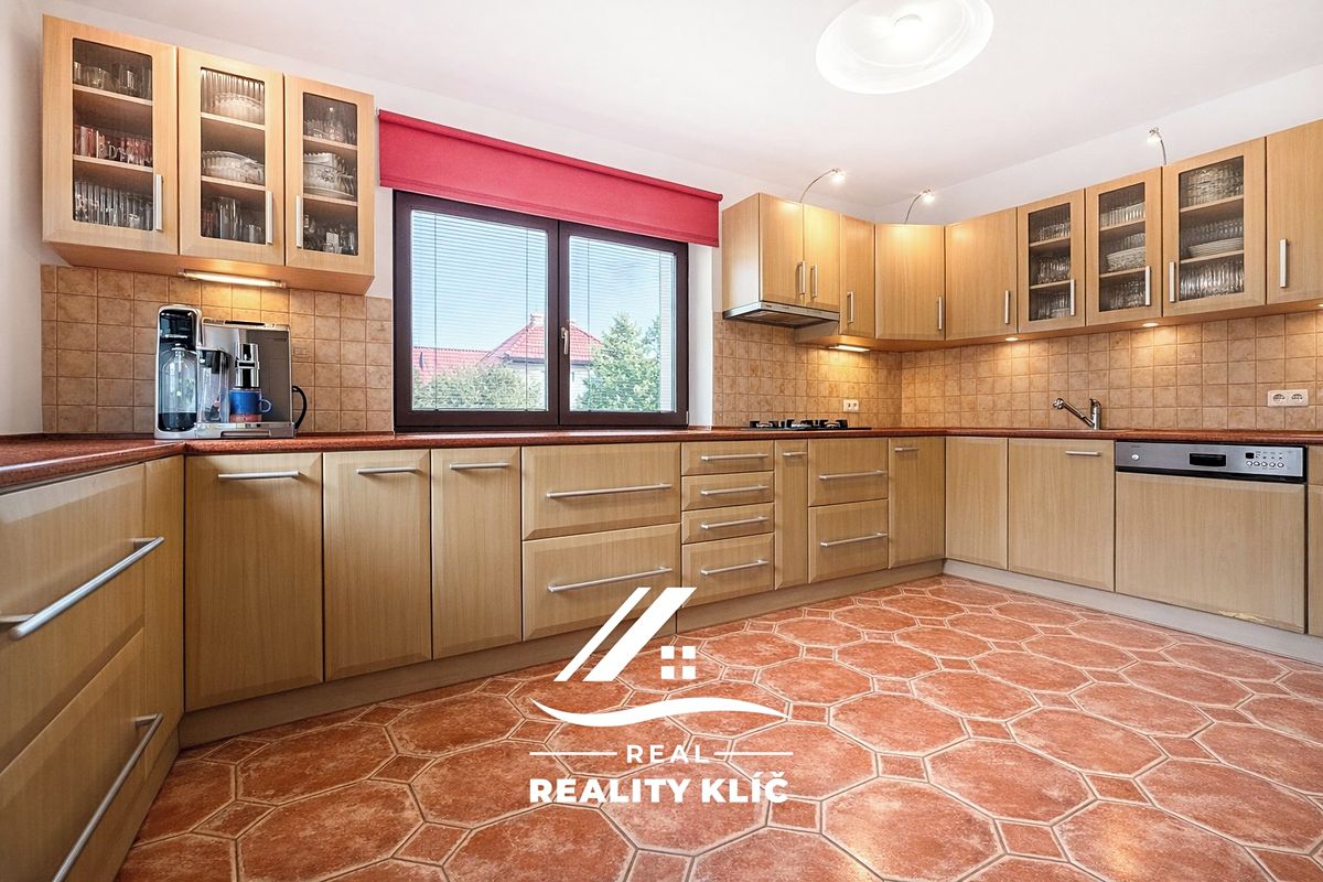 Prodej rodinného domu 242 m², pozemek 1122 m² – fotografie 3