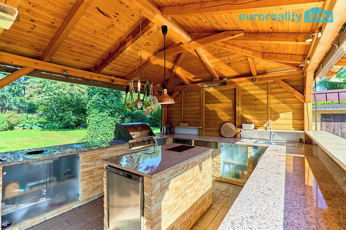 Prodej rodinného domu 470 m², pozemek 682 m² – fotografie 3