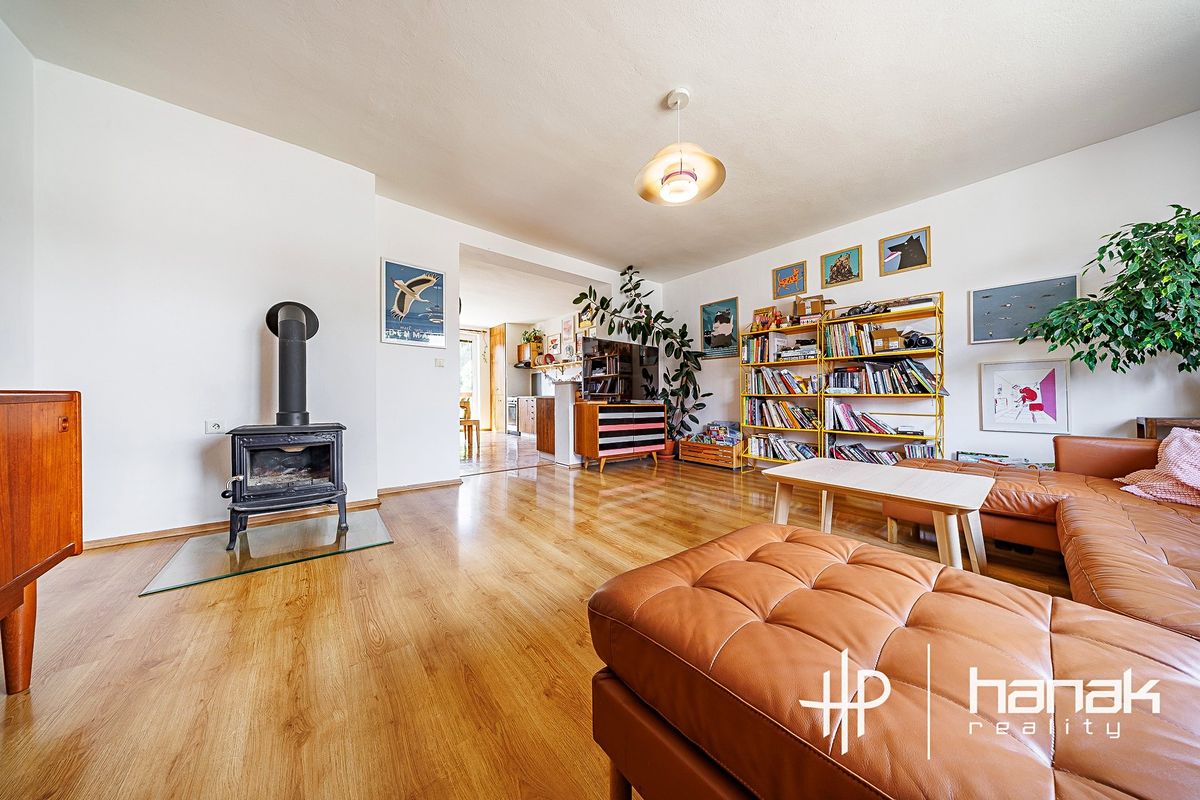 Prodej rodinného domu 243 m², pozemek 939 m² – fotografie 4