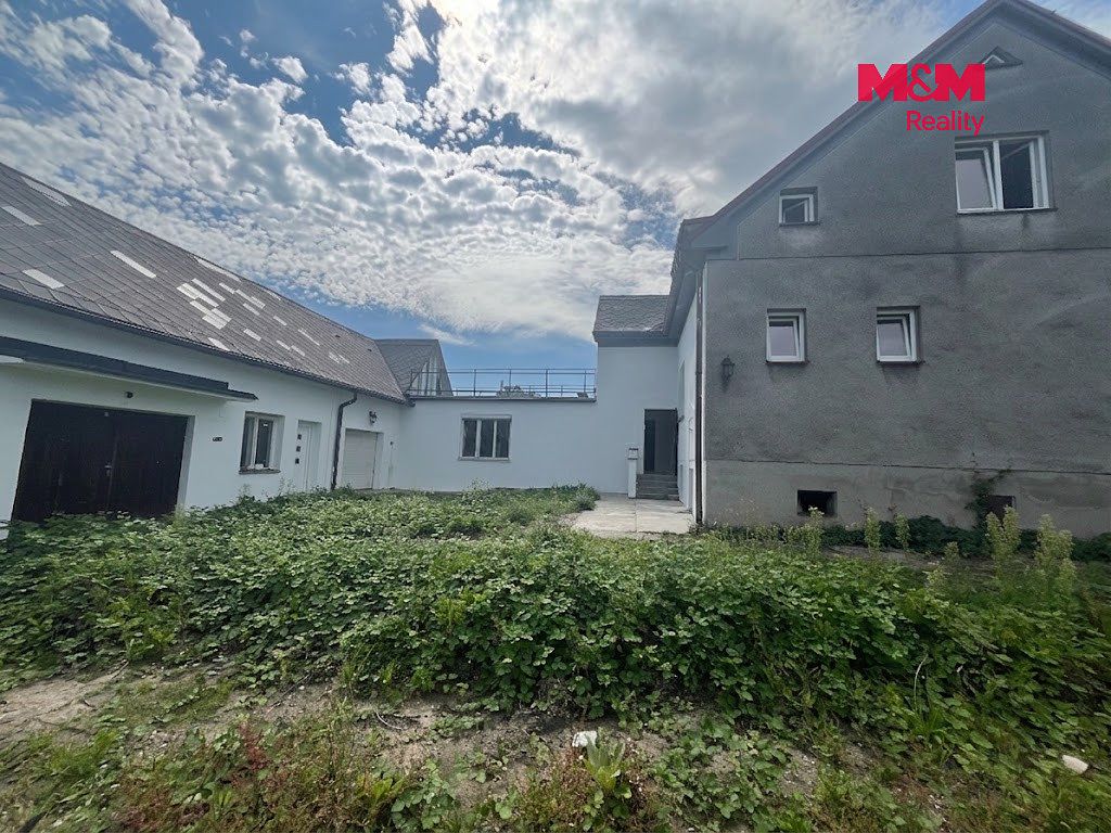 Prodej rodinného domu 260 m², pozemek 779 m² – fotografie 2