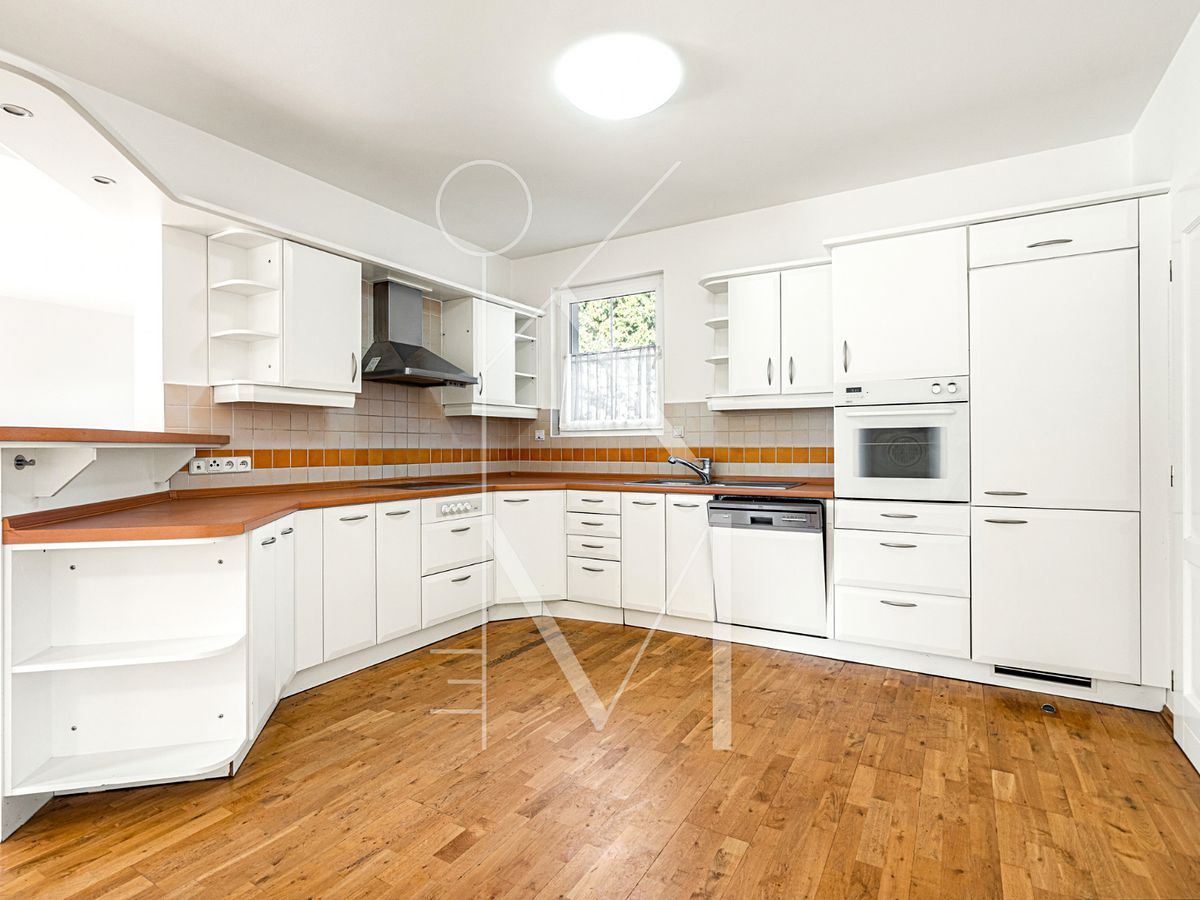 Pronájem rodinného domu 295 m², pozemek 720 m² – fotografie 3