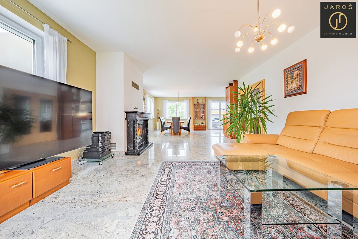 Prodej rodinného domu 315 m², pozemek 1433 m² – fotografie 3