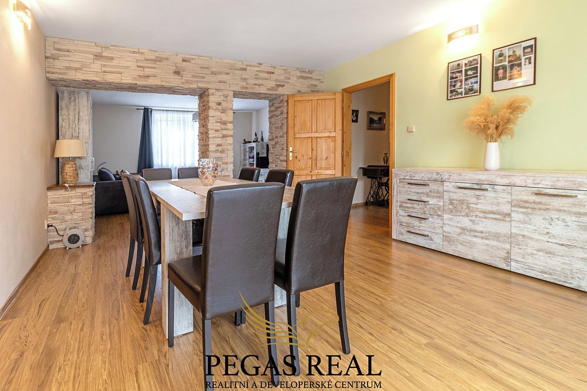 Prodej rodinného domu 212 m², pozemek 2200 m² – fotografie 3