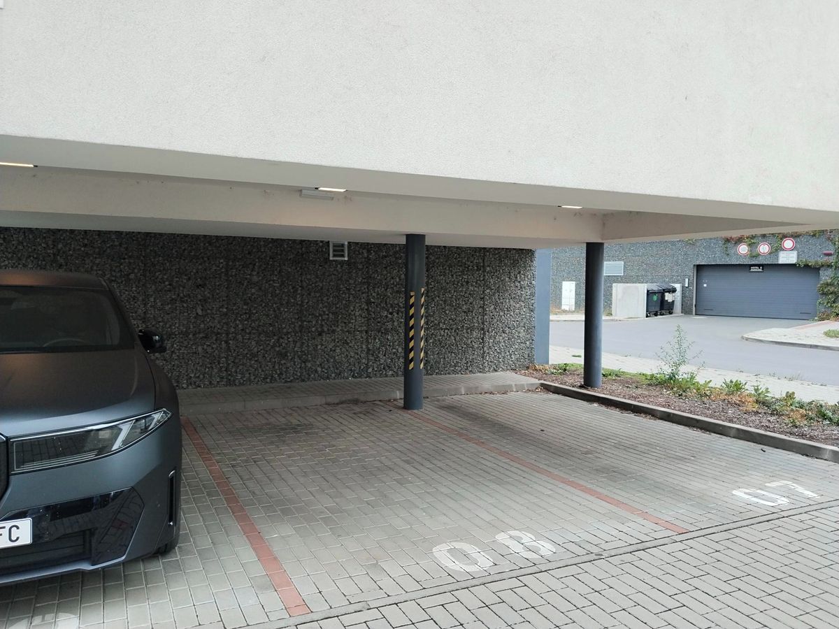 Pronájem garážového stání 12 m² – fotografie 2