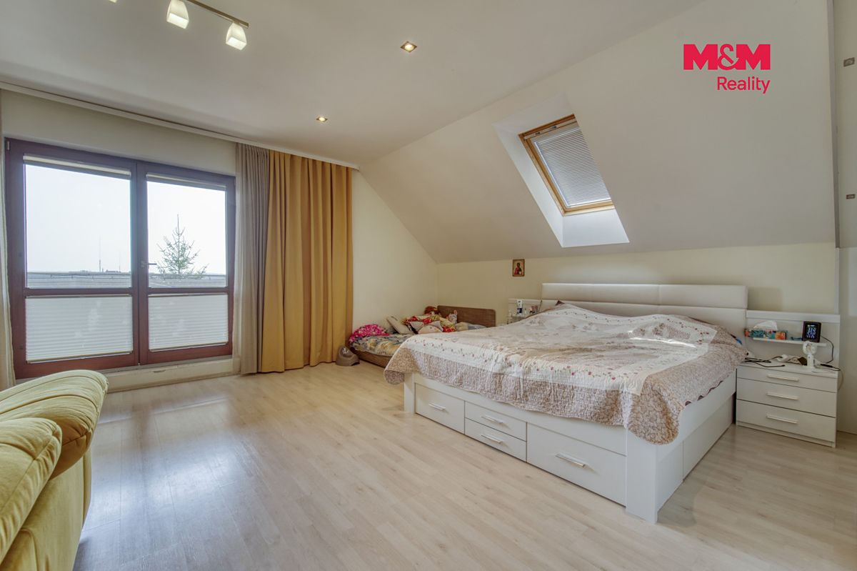 Prodej rodinného domu 266 m², pozemek 803 m² – fotografie 3