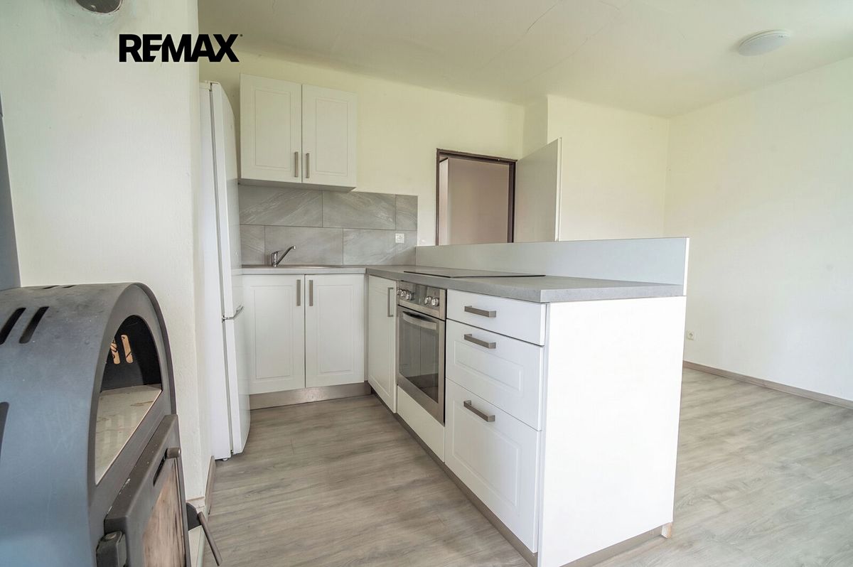 Prodej rodinného domu 193 m², pozemek 748 m² – fotografie 2