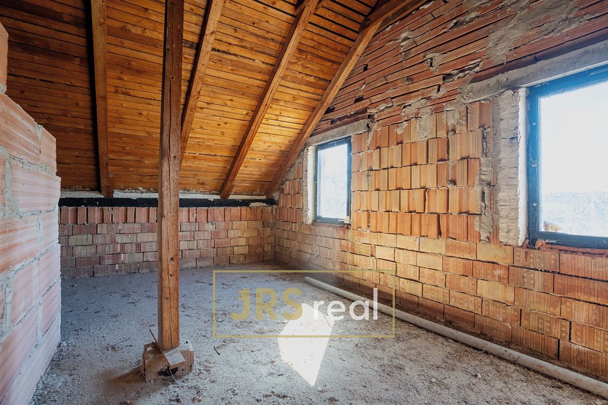Prodej rodinného domu 490 m², pozemek 1938 m² – fotografie 3