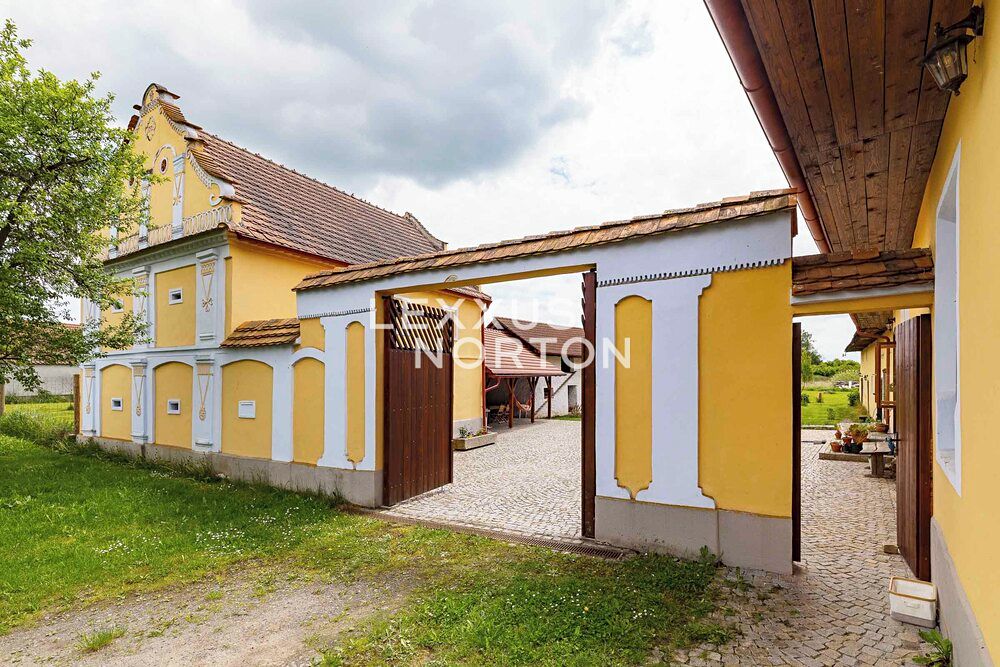 Prodej rodinného domu 450 m², pozemek 3709 m² – fotografie 3