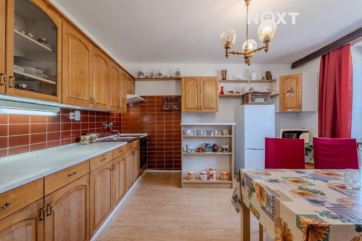 Prodej rodinného domu 240 m², pozemek 1150 m² – fotografie 3