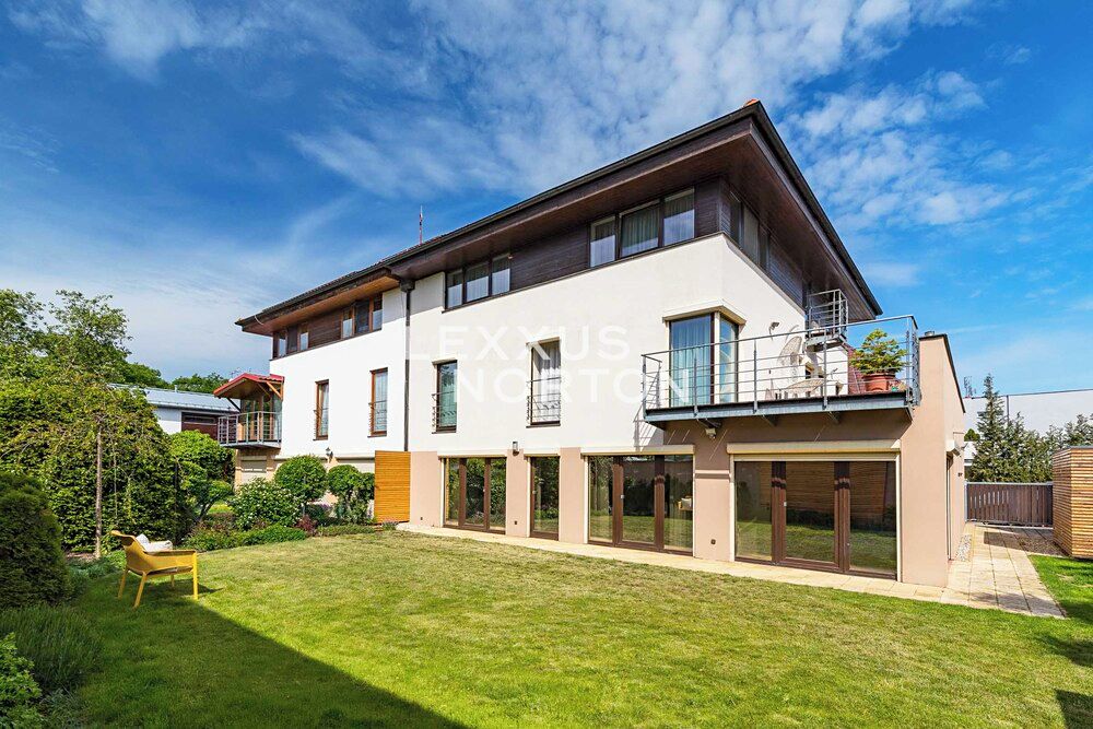 Prodej rodinného domu 322 m², pozemek 528 m²