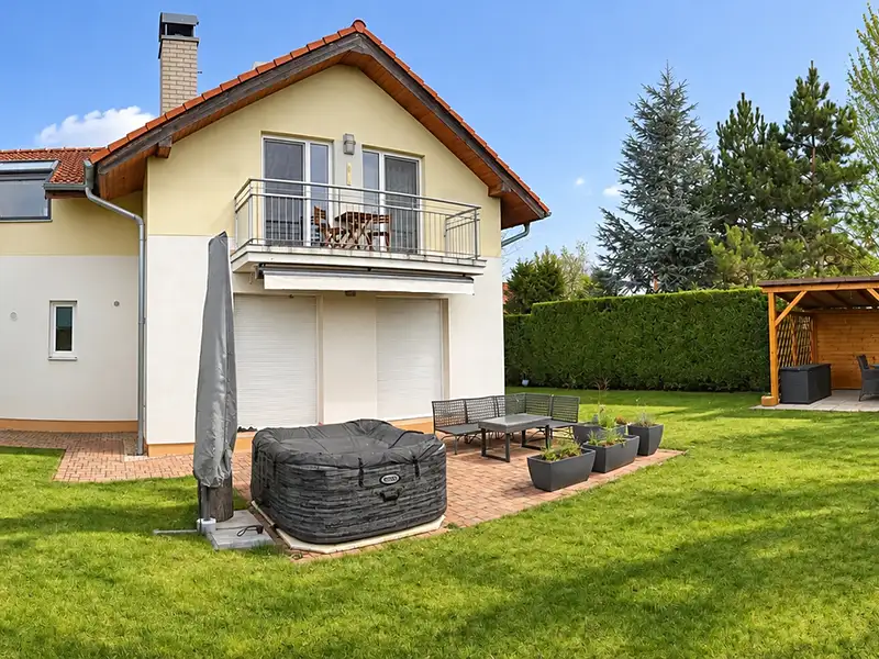 Pronájem rodinného domu 190 m², pozemek 500 m², Praha – náhled fotky 1