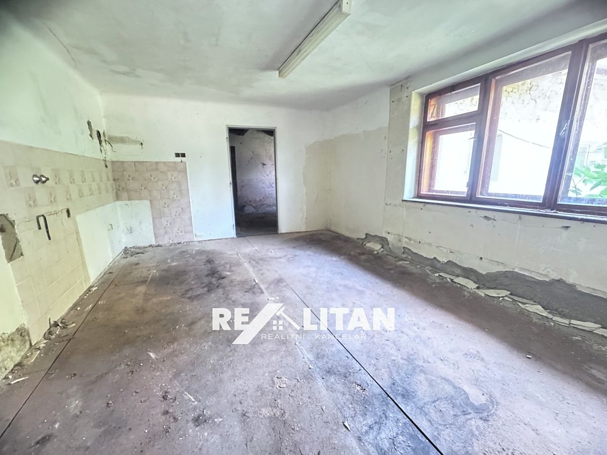 Prodej rodinného domu 250 m², pozemek 1807 m² – fotografie 4