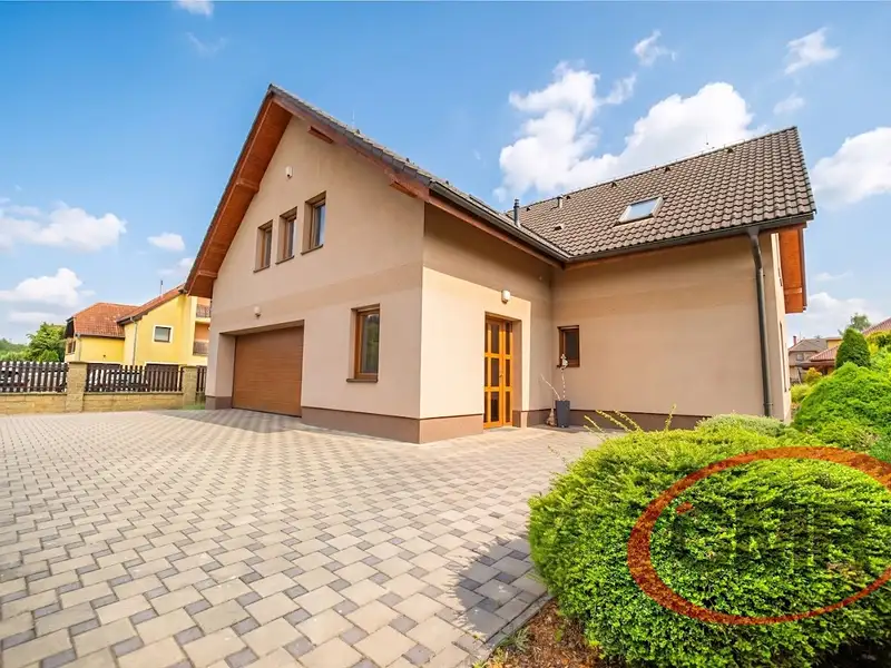 Prodej rodinného domu 350 m², pozemek 951 m², Jesenice – náhled fotky 1