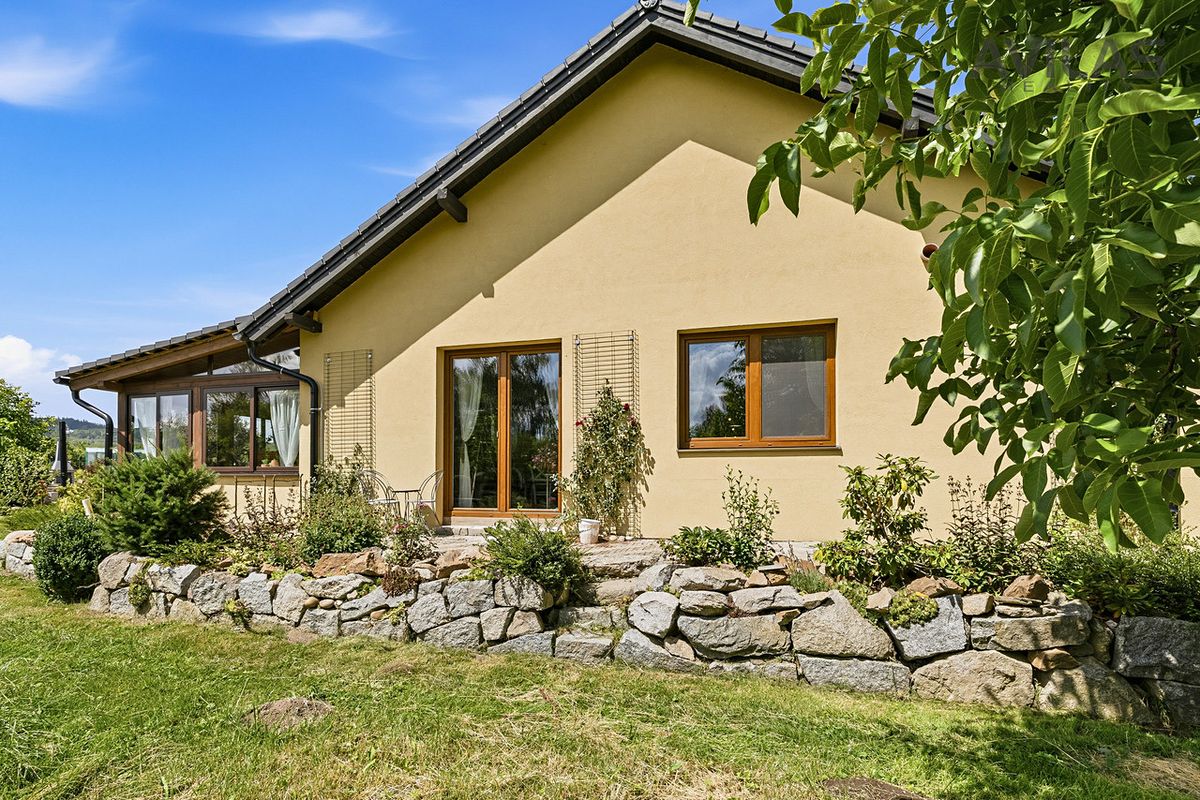 Prodej rodinného domu 184 m², pozemek 2893 m²