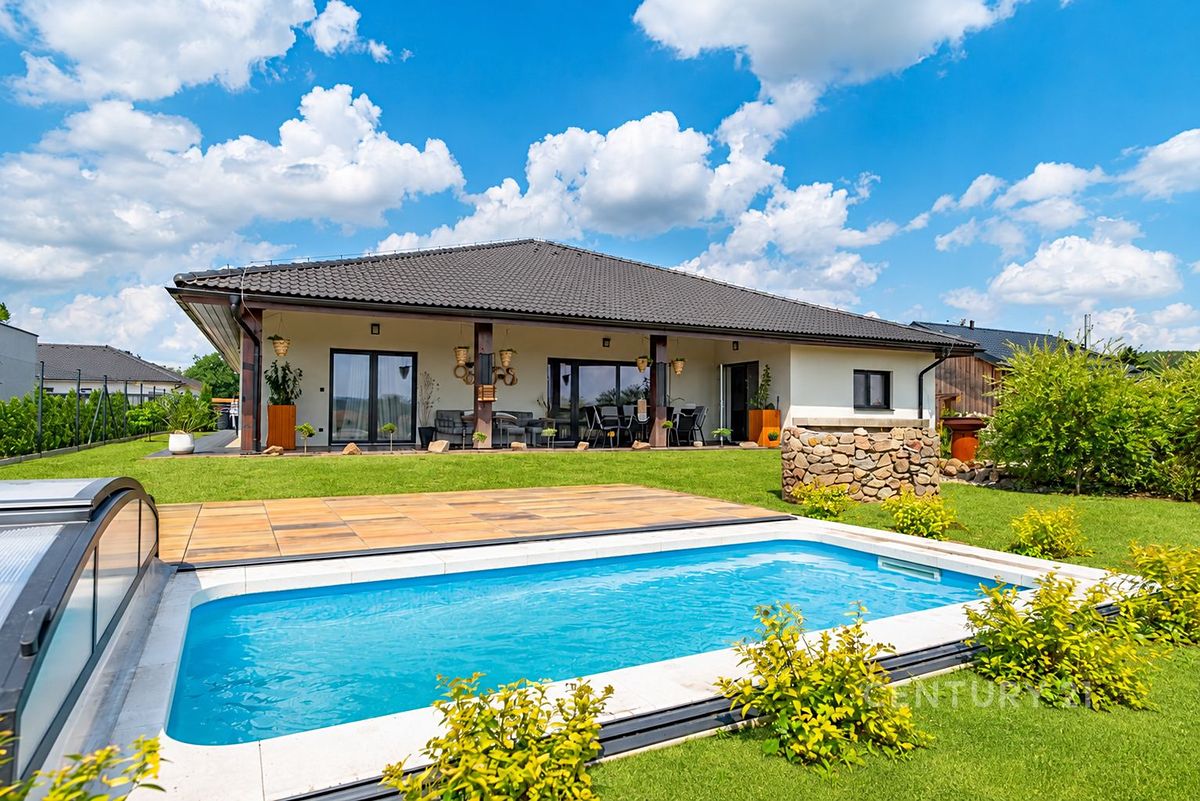 Prodej rodinného domu 260 m², pozemek 906 m² – fotografie 3