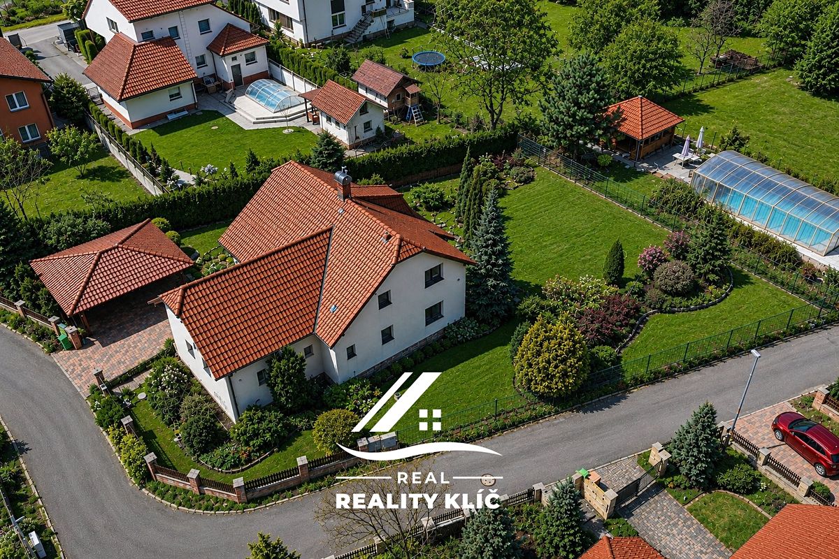 Prodej rodinného domu 242 m², pozemek 1122 m² – fotografie 2