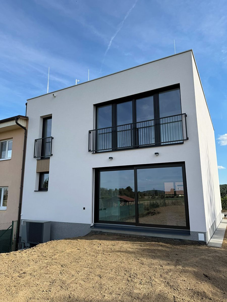 Prodej rodinného domu 240 m², pozemek 382 m² – fotografie 3