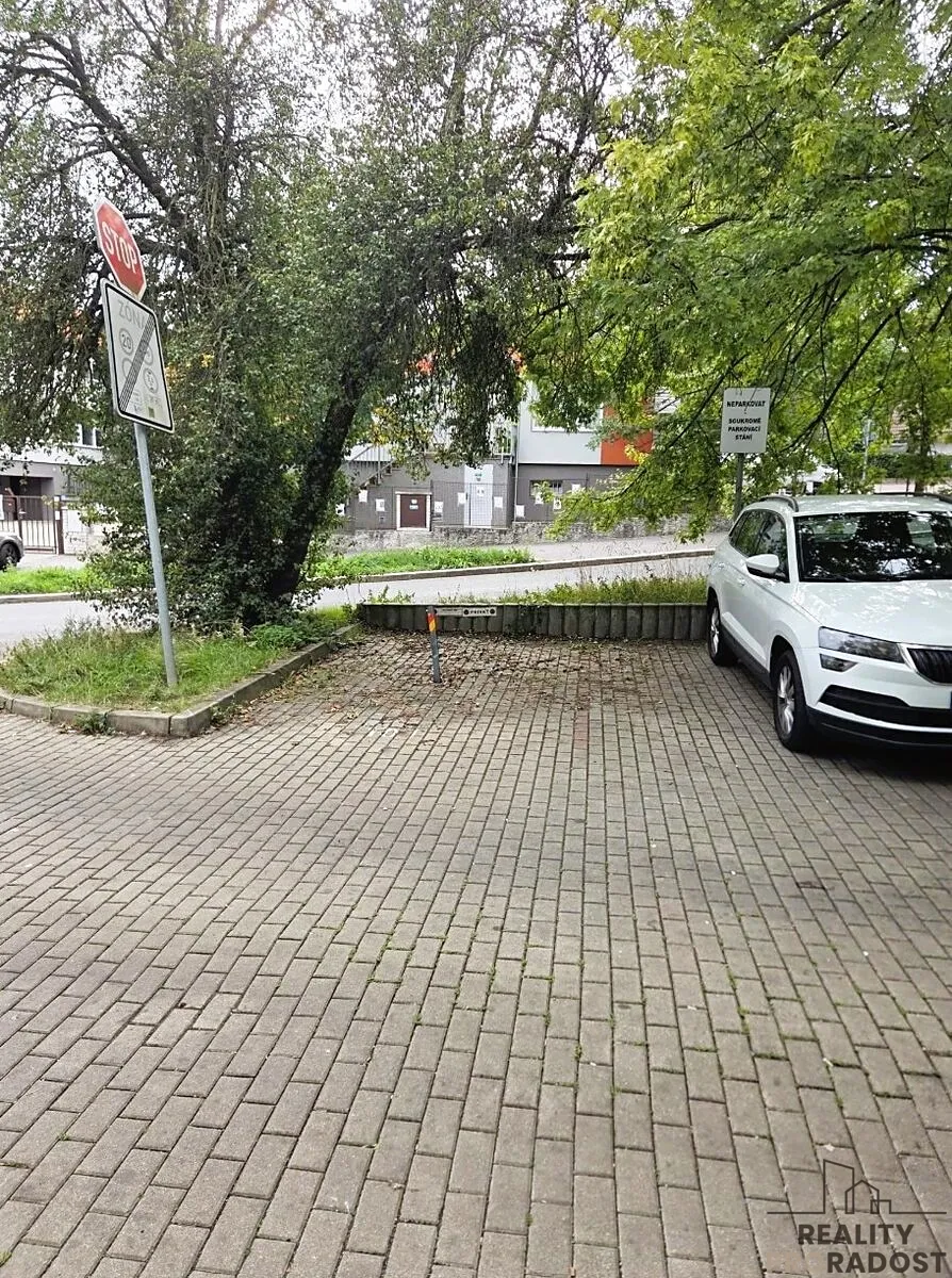 Pronájem garážového stání 18 m²