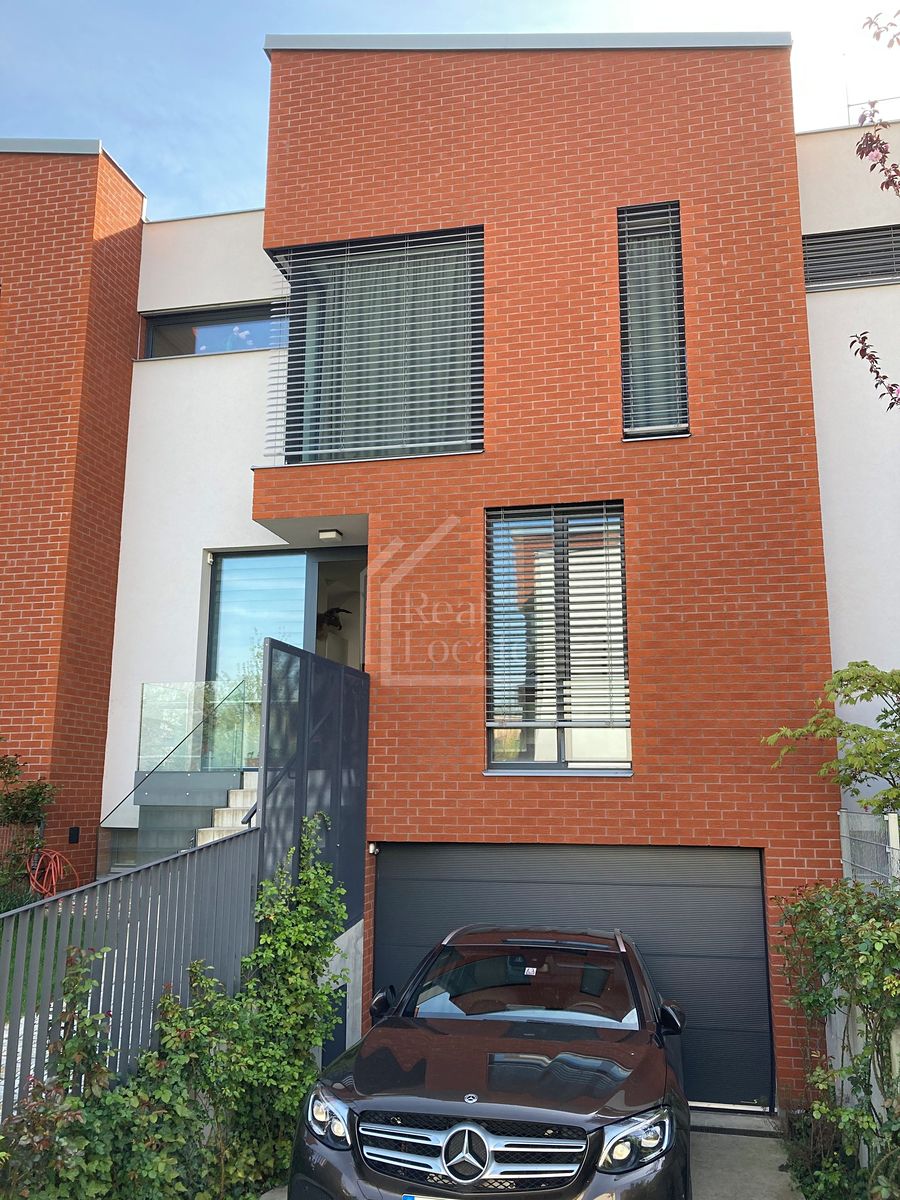 Pronájem rodinného domu 216 m², pozemek 203 m² – fotografie 4