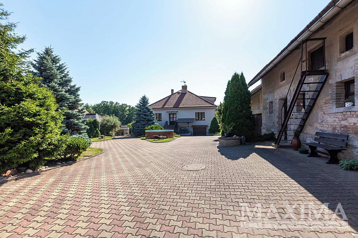 Prodej rodinného domu 340 m², pozemek 4800 m² – fotografie 3