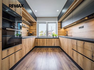 Prodej rodinného domu 290 m², pozemek 671 m²