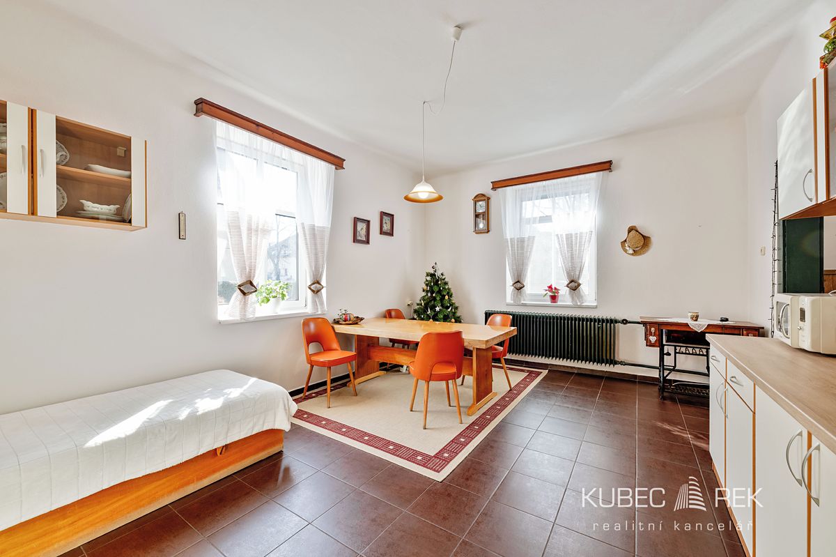 Prodej rodinného domu 240 m², pozemek 1143 m² – fotografie 5