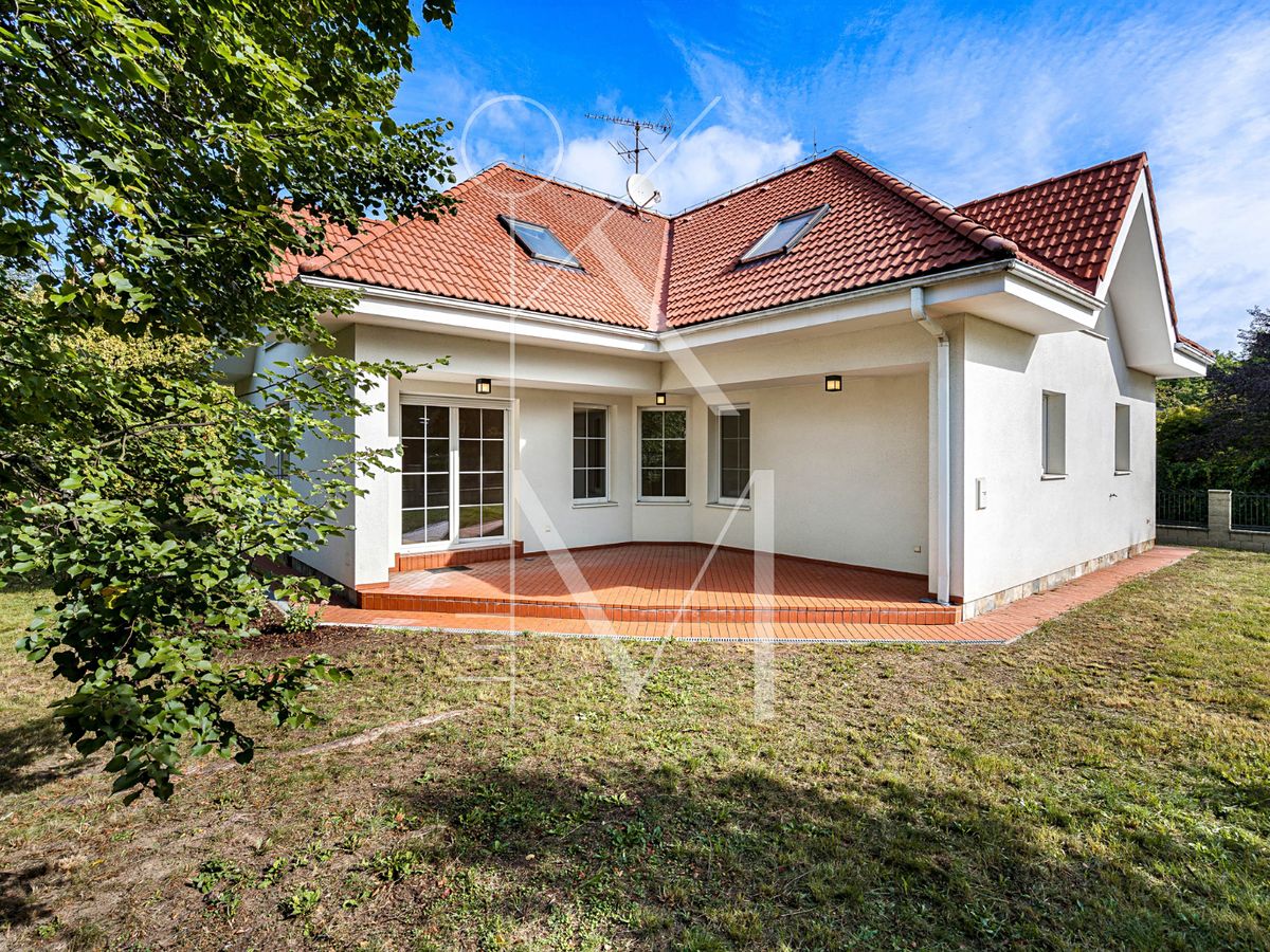 Pronájem rodinného domu 295 m², pozemek 720 m²
