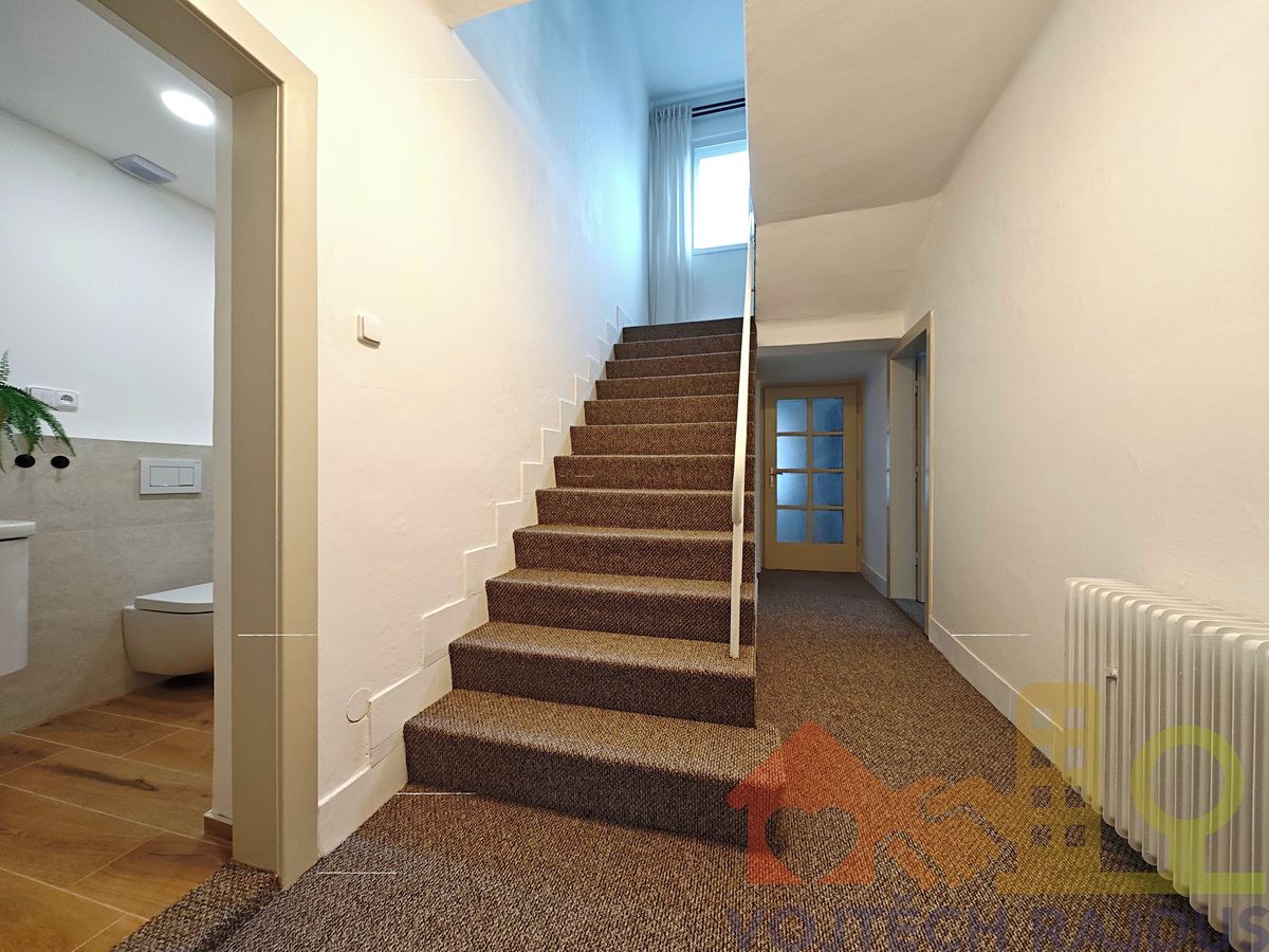 Prodej rodinného domu 200 m², pozemek 1772 m² – fotografie 4