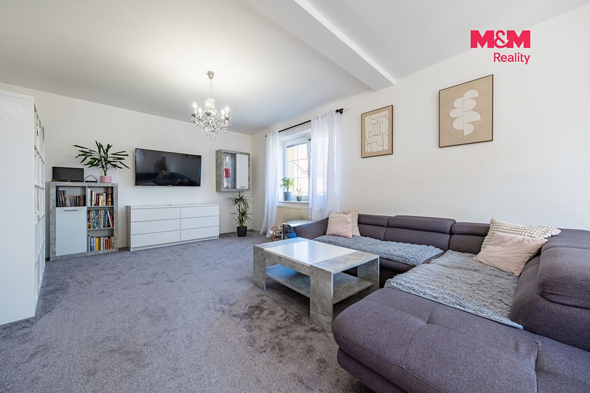 Prodej rodinného domu 370 m², pozemek 648 m² – fotografie 3