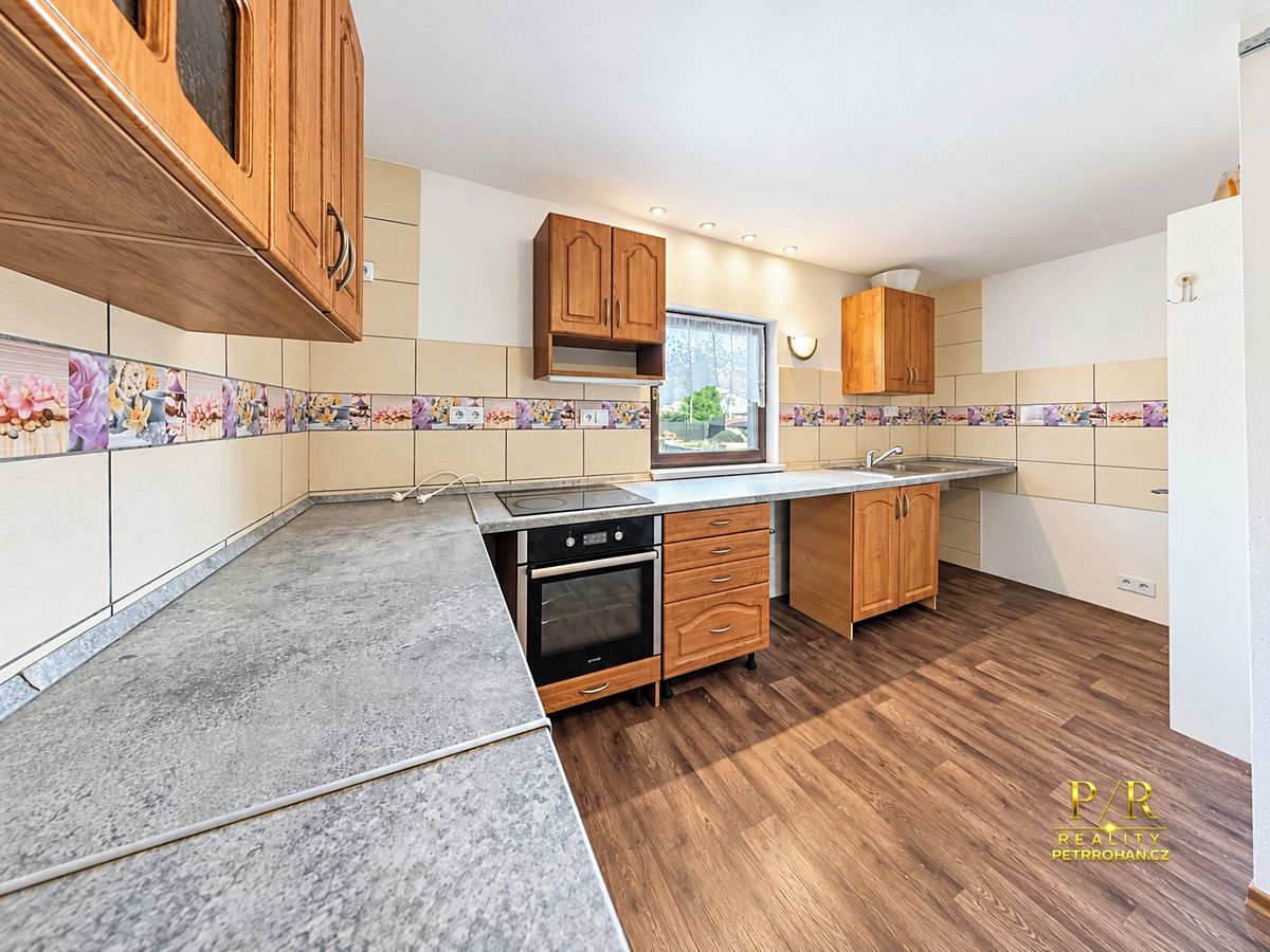 Prodej rodinného domu 250 m², pozemek 1193 m² – fotografie 2