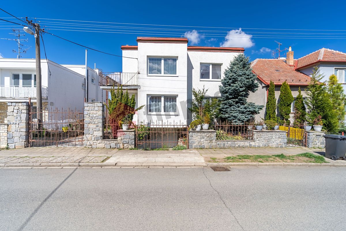 Prodej rodinného domu 293 m², pozemek 884 m² – fotografie 2