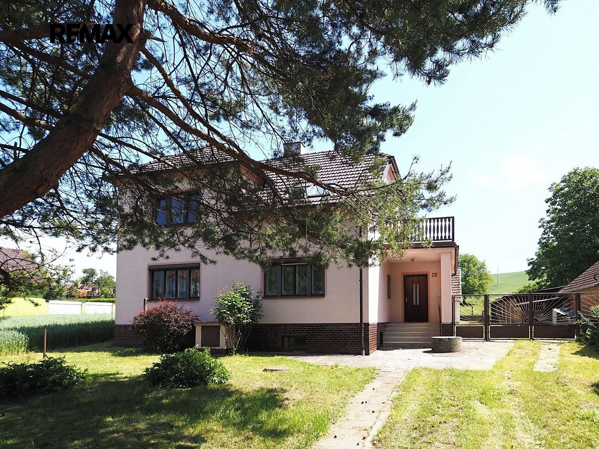 Pronájem rodinného domu 197 m², pozemek 1010 m² – fotografie 2