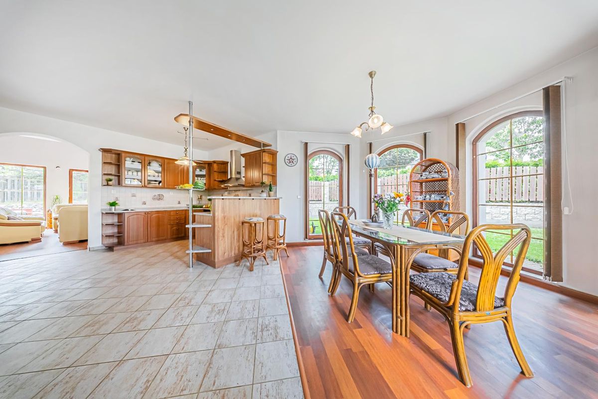 Prodej rodinného domu 370 m², pozemek 1856 m² – fotografie 3