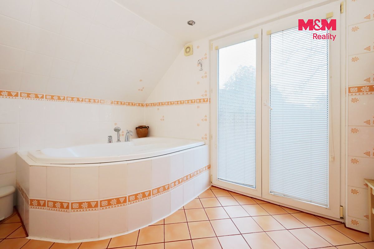 Prodej rodinného domu 240 m², pozemek 612 m² – fotografie 4