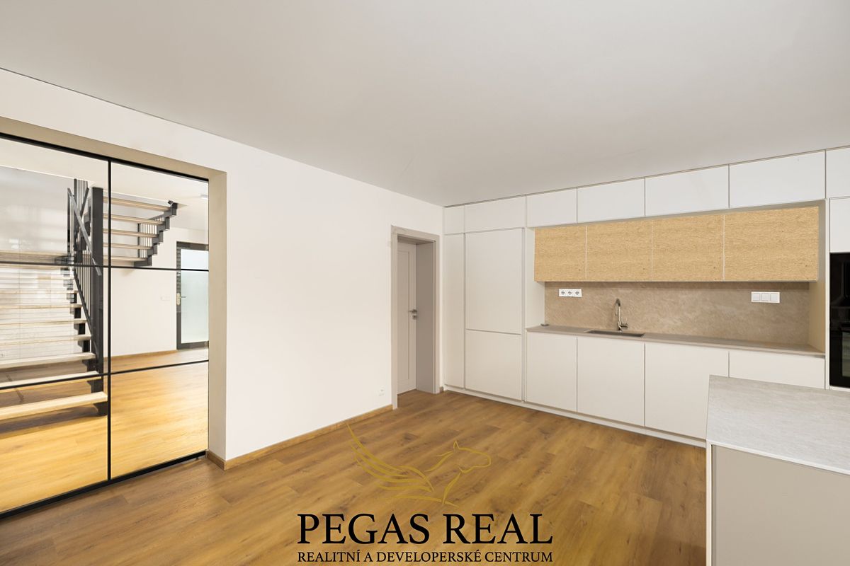 Prodej rodinného domu 196 m², pozemek 268 m² – fotografie 5