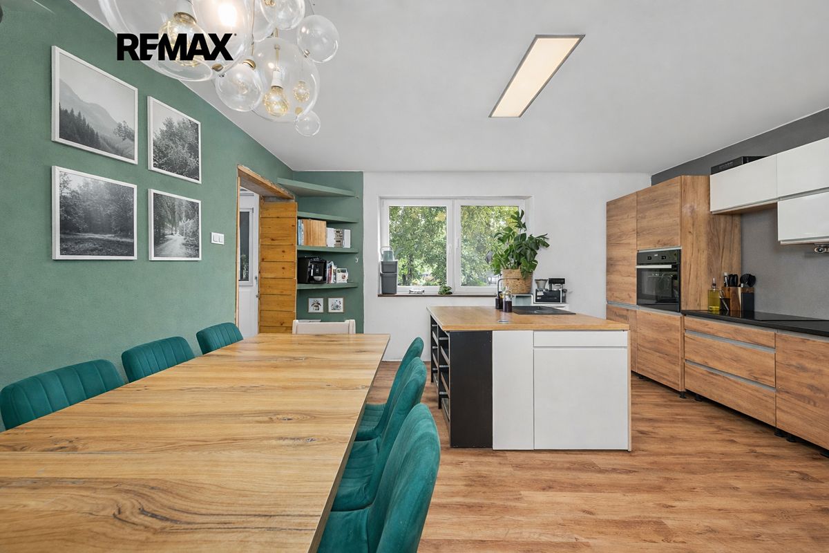 Prodej rodinného domu 226 m², pozemek 1531 m² – fotografie 2