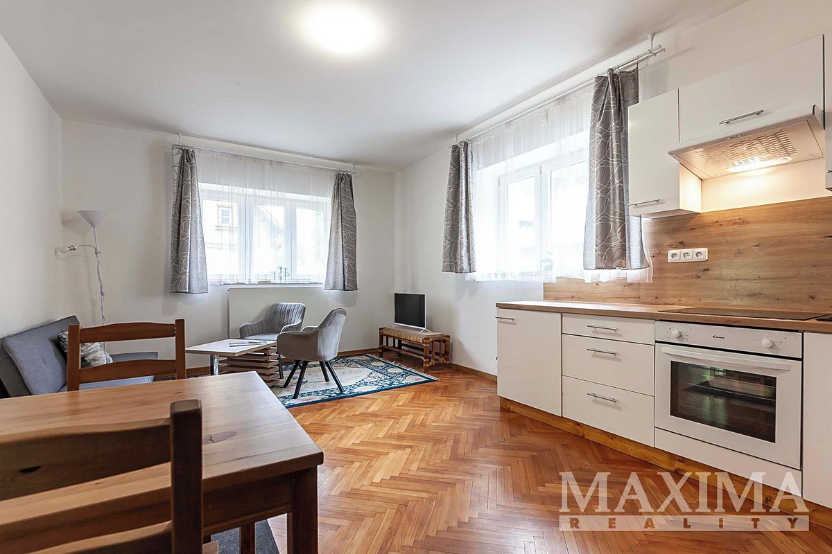 Prodej rodinného domu 300 m², pozemek 682 m² – fotografie 5