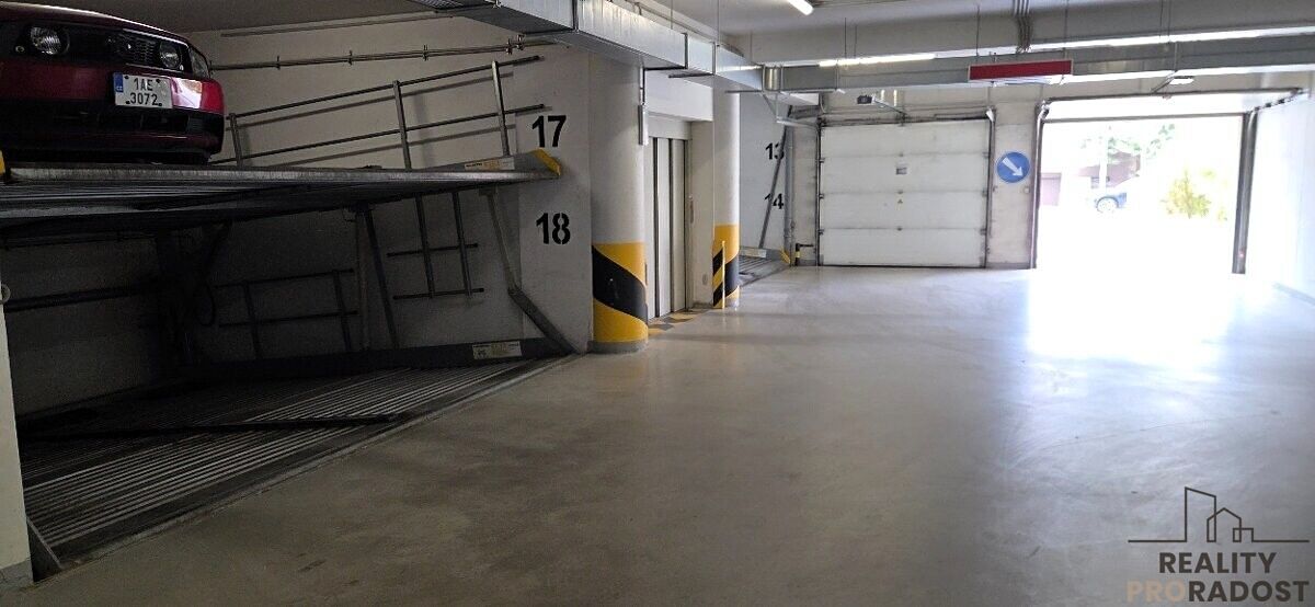Pronájem garážového stání 13 m²