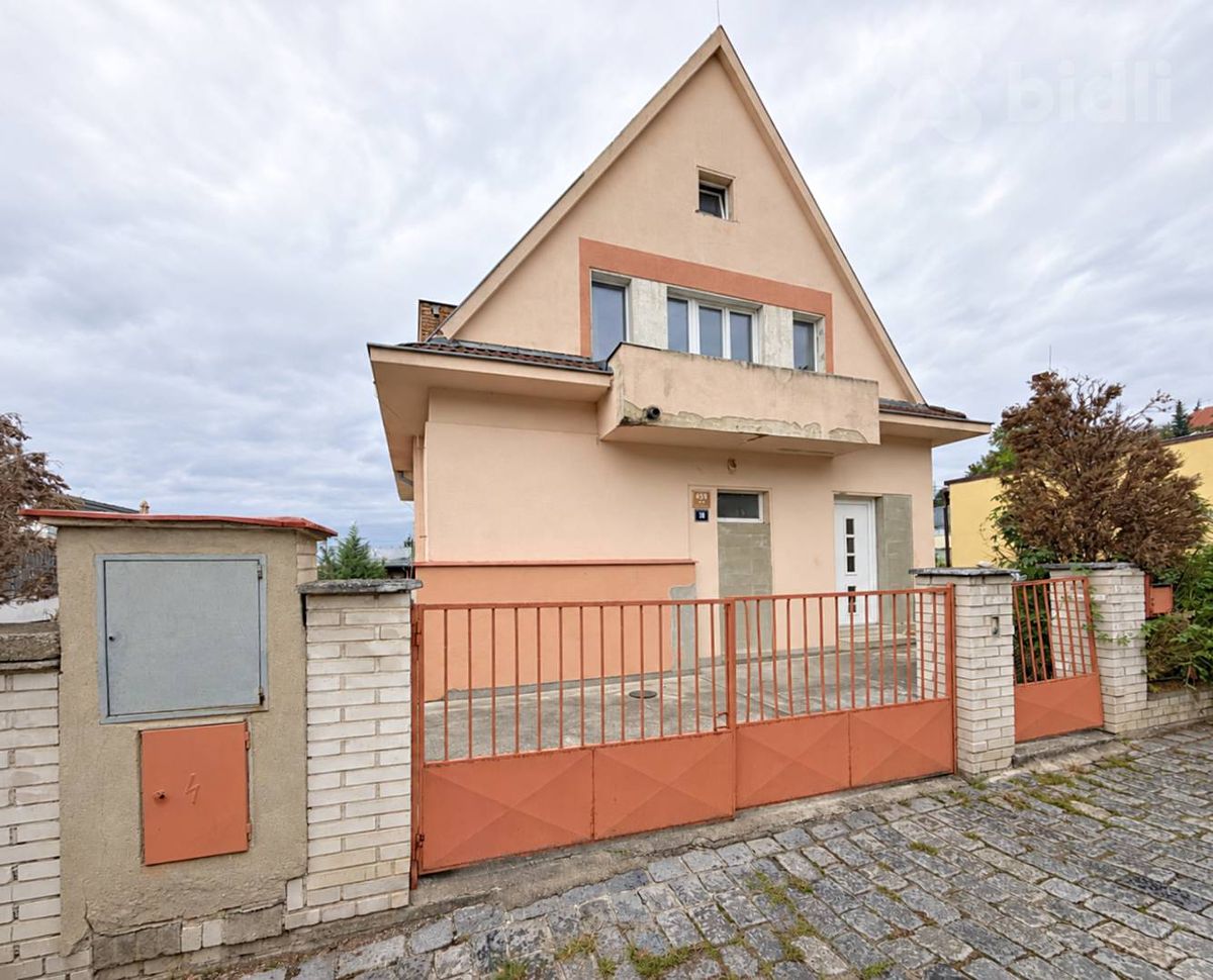 Prodej rodinného domu 260 m², pozemek 566 m² – fotografie 2
